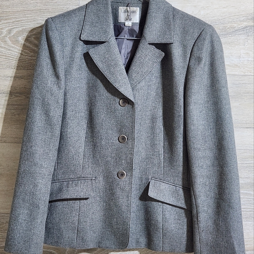 2-Piece Business Le Suit Gray Blazer w/Notched Lapels and Matching Slacks